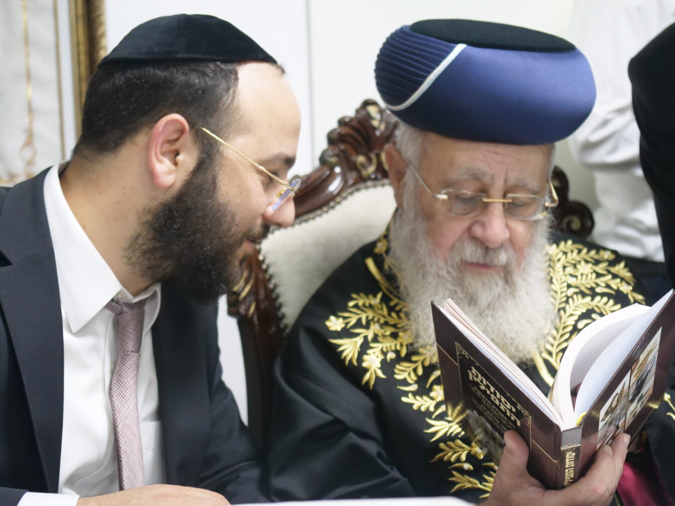 הראשון לציון הרב יצחק יוסף שליט"א מעיין בספר יסודות התפילין