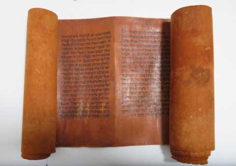 כמה עולה מגילת אסתר?המדריך לקניית מגילה.