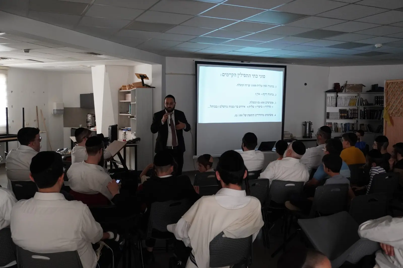 הרצאה בקמפ של ישיבת נתיבות עולם בנחלים
