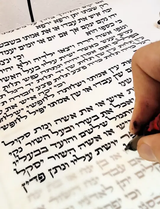 כתיבת מזוזה על קלף בידי הרב יוחאי אוחיון